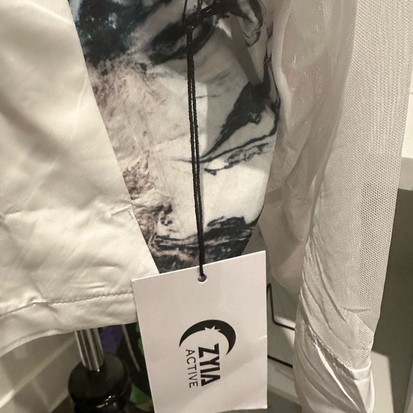 NWT Zyia Long Sleeve Light Hoodie - Picture 6 of 6